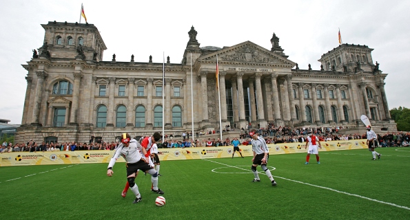 Spieler des Blindefußballs auf dem SPortplatz vor dem Reichstag