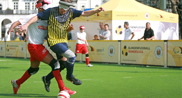 Zwei blinde Spieler auf dem Fußballplatz