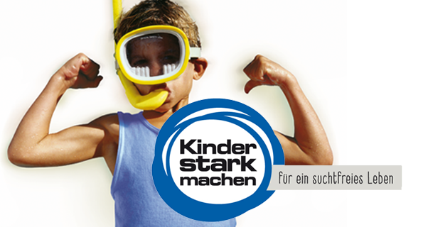 Kampagnenmotiv Junge mit hoch gehobenen Armen und Taucherbrille unf Logo