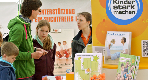 Frauen und Kinder am Infostand