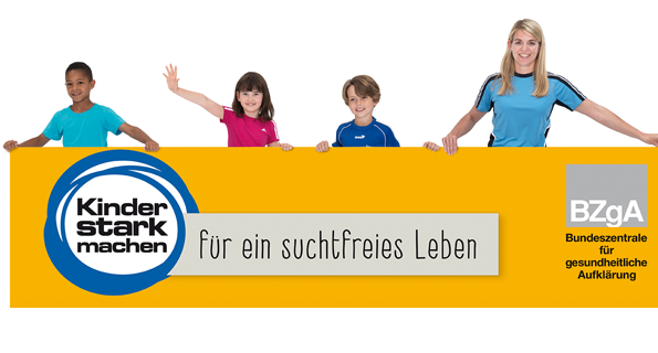 Frau und Kinder halten das Kampagnen-Banner